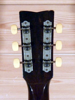 フォークサイズの小ぶりなボディシェイプで、扱いやすいギターです。